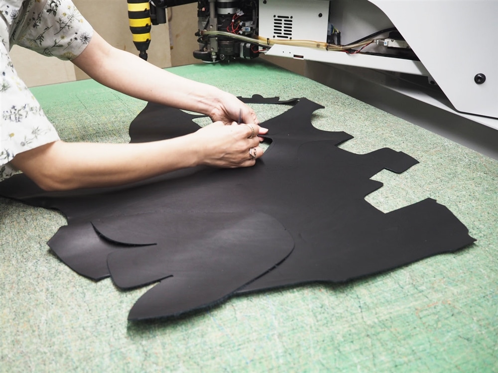 革をカットする様子