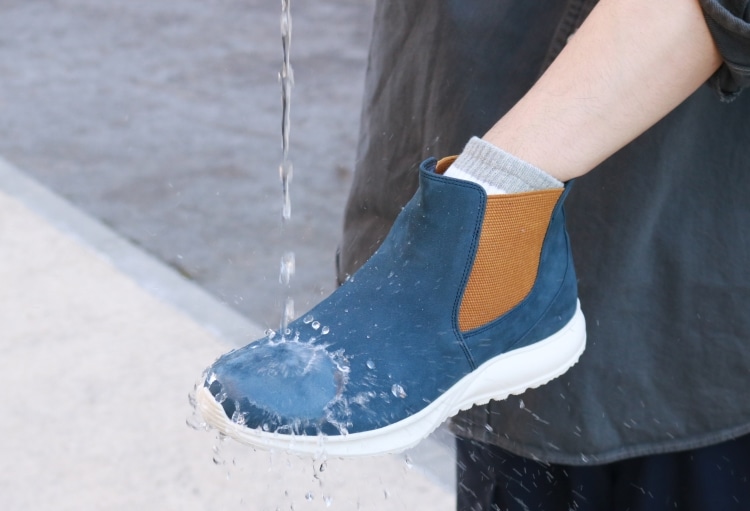 【GORE-TEX】マドラスウォーク madrasWalk　全天候快適なサイドゴア・カジュアルブーツ MW7604　水をかけている様子