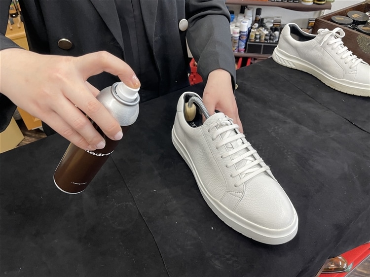 レザースニーカー防水スプレー画像