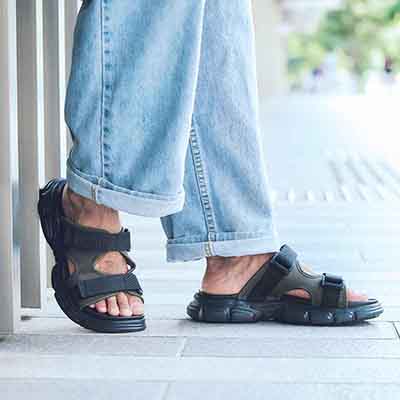 モデロ MODELLO 「Recovery Shiatsu Insole」搭載で指圧効果により血行をよくする。スライドサンダル　DM5318R KHAKI/BLACK M（25～25.5ｃｍ相当）