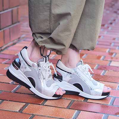 モデロ MODELLO 「リカバリーインソール」搭載で指圧効果により血行を115％促進。Recoveryヒールスニーカーサンダル　DML1940R SILVER 23.0