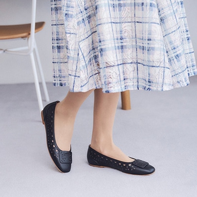 モデロ MODELLO 涼しげなカットワークのバックル付きスクエアバレエシューズ　DML3101 BLACK 23.0