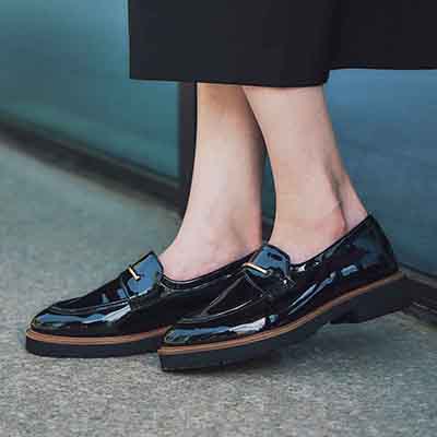【撥水仕様】モデロ MODELLO 「Recovery Shiatsu Insole」搭載で指圧効果により血行をよくする。バー金具付き厚底ローファー　DML6061R BLACK-ENAMEL 23.0