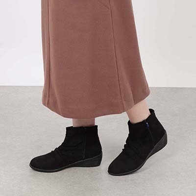 エル スポーツ ELLESPORT  軽くて歩きやすい、スエード調素材のエレガントな一足  軽量ウェッジショートブーツ　ESP14711 BLACK-SILKY 23.0