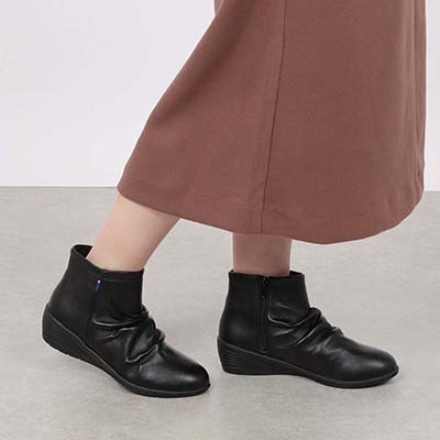 エル スポーツ ELLESPORT  軽くて歩きやすい、スエード調素材のエレガントな一足  軽量ウェッジショートブーツ　ESP14711 BLACK 23.0