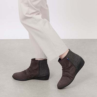 エル スポーツ ELLESPORT  軽くて歩きやすい、スエード調素材のエレガントな一足  軽量ウェッジショートブーツ　ESP14711 GRAY-TX 23.0