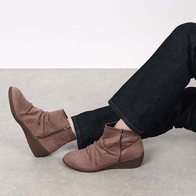 エル スポーツ ELLESPORT  軽くて歩きやすい、スエード調素材のエレガントな一足  軽量ウェッジショートブーツ　ESP14711 OAK-SILKY 23.0