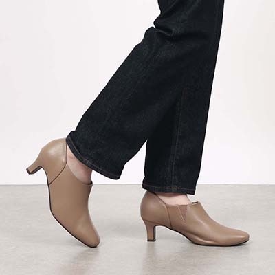 テーン tehen スクエアトゥ×5.5cmヒールで大人のきれいめスタイルに　すっきり美シルエットブーティ　TN5512 OAK 23.0