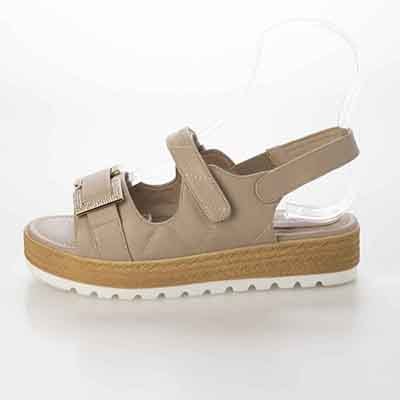 HIROKO KOSHINO FEMME モードなキルティングと輝くバックル。歩きやすさを兼ね備えたフットベッドサンダル　HRL6001 BEIGE M　(23.0～23.5)