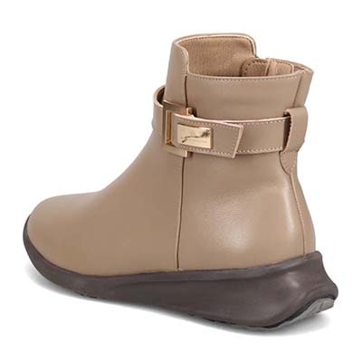 HIROKO KOSHINO 上質な牛革とブランドロゴが入った金具が高級感UP　ショートブーツ　HKL6207 OAK 23.0