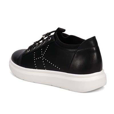 HIROKO KOSHINO FEMME 大人の遊び心と上品さを纏う、HKロゴスタッズスニーカー　HRL5008 BLACK 23.0