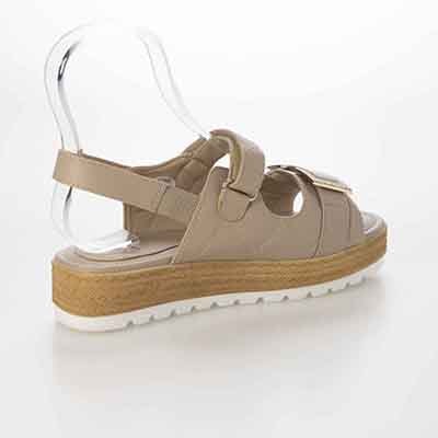 HIROKO KOSHINO FEMME モードなキルティングと輝くバックル。歩きやすさを兼ね備えたフットベッドサンダル　HRL6001 BEIGE M　(23.0～23.5)