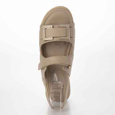 HIROKO KOSHINO FEMME モードなキルティングと輝くバックル。歩きやすさを兼ね備えたフットベッドサンダル　HRL6001 BEIGE M　(23.0～23.5)