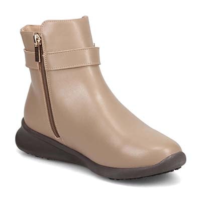 HIROKO KOSHINO 上質な牛革とブランドロゴが入った金具が高級感UP　ショートブーツ　HKL6207 OAK 23.0