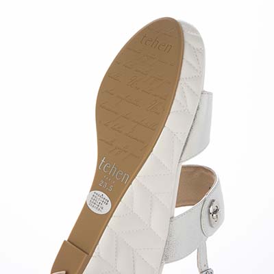 テーン tehen 高級感あふれる質感と、安定の7.5cmヒールで夏のお出かけをエレガントに。ウェッジサンダル　TN1808 SILVER 23.0