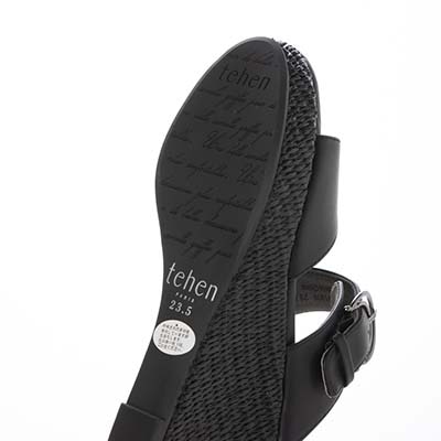 テーン tehen 旬の素材感とメタルパーツが織りなす、洗練された大人のリゾートスタイル。ウェッジ ミュールサンダル　TN1809 BLACK 23.0