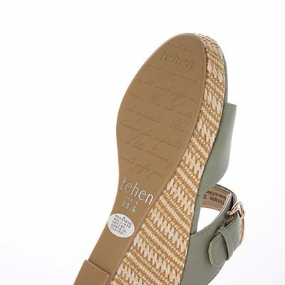 テーン tehen 旬の素材感とメタルパーツが織りなす、洗練された大人のリゾートスタイル。ウェッジ ミュールサンダル　TN1809 KHAKI 23.0