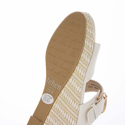 テーン tehen 旬の素材感とメタルパーツが織りなす、洗練された大人のリゾートスタイル。ウェッジ ミュールサンダル　TN1809 WHITE 23.0