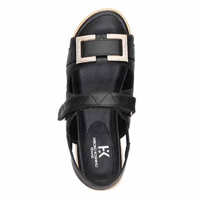 HIROKO KOSHINO FEMME モードなキルティングと輝くバックル。歩きやすさを兼ね備えたフットベッドサンダル　HRL6001 BLACK M　(23.0～23.5)