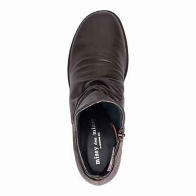 ミッシー デ ミッシー missy des missy キレイ目シルエット 柔らか素材の 軽量ショートブーツ   MMD4633 D-BROWN 23.0