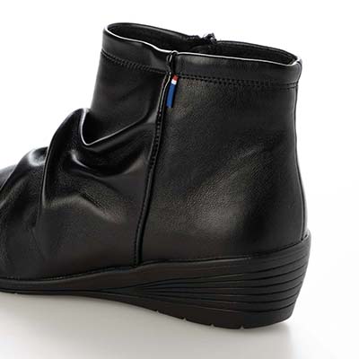 エル スポーツ ELLESPORT  軽くて歩きやすい、スエード調素材のエレガントな一足  軽量ウェッジショートブーツ　ESP14711 BLACK 23.0