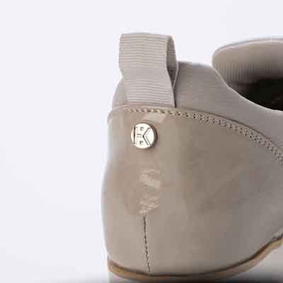 【撥水加工】HIROKO KOSHINO FEMME　ビジューオーナメントが綺麗なエレガンスカジュアルシューズ　HRL1004 L-GRAY M　(23.0～23.5)