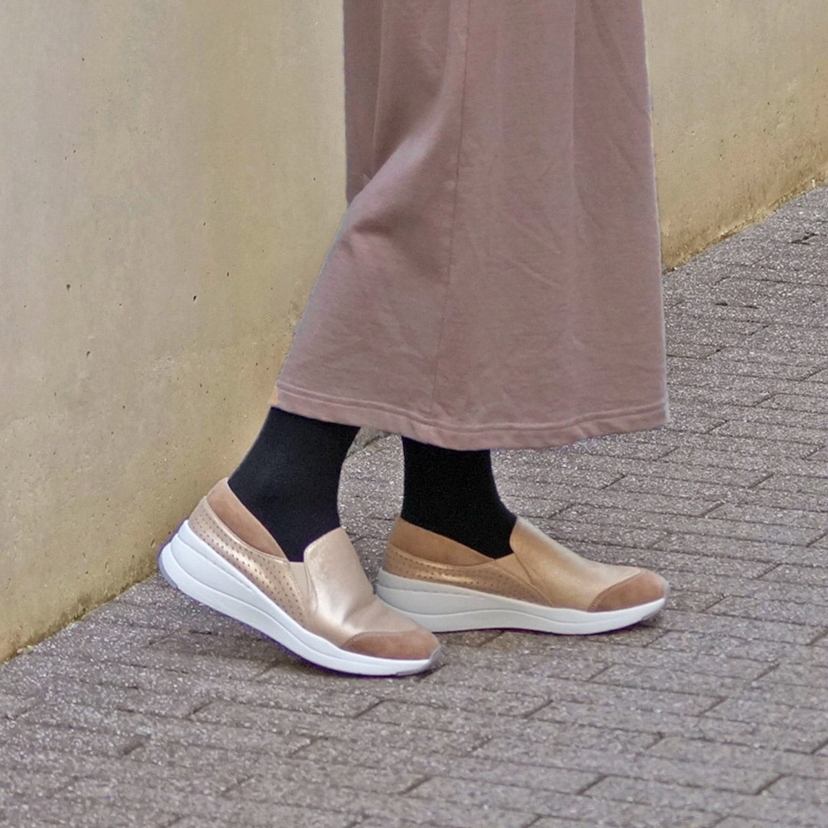 抗ウイルス・抗菌加工】独自開発ソールで『圧倒的』 歩きやすさ ...