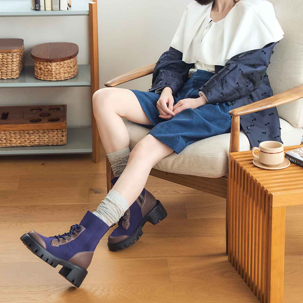 モデロ MODELLO 「Recovery Shiatsu Insole」搭載で指圧効果により血行をよくする。ソフトな素材が足にフィットする 6.5cmヒールのニットブーツ DML5056R NAVY 23.0