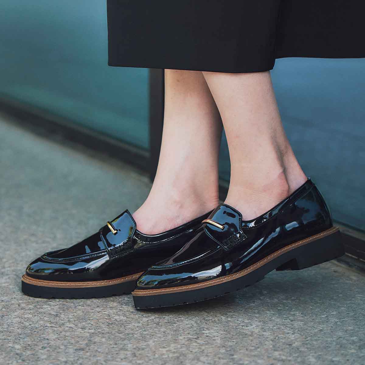 【撥水仕様】モデロ MODELLO 「Recovery Shiatsu Insole」搭載で指圧効果により血行をよくする。バー金具付き厚底ローファー　DML6061R BLACK-ENAMEL 23.0