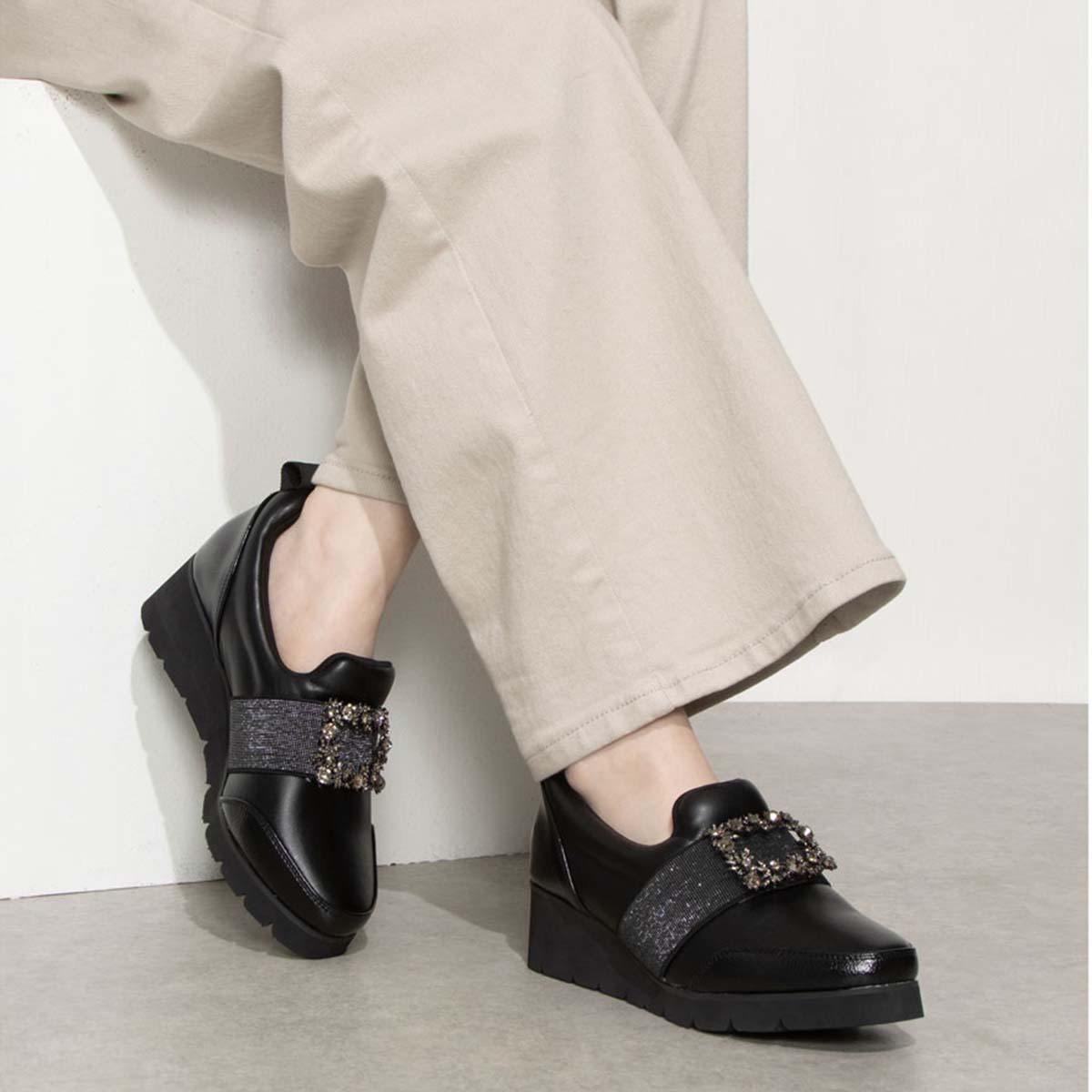 【撥水加工】HIROKO KOSHINO FEMME　ビジューオーナメントが綺麗なエレガンスカジュアルシューズ　HRL1004 BLACK M　(23.0～23.5)