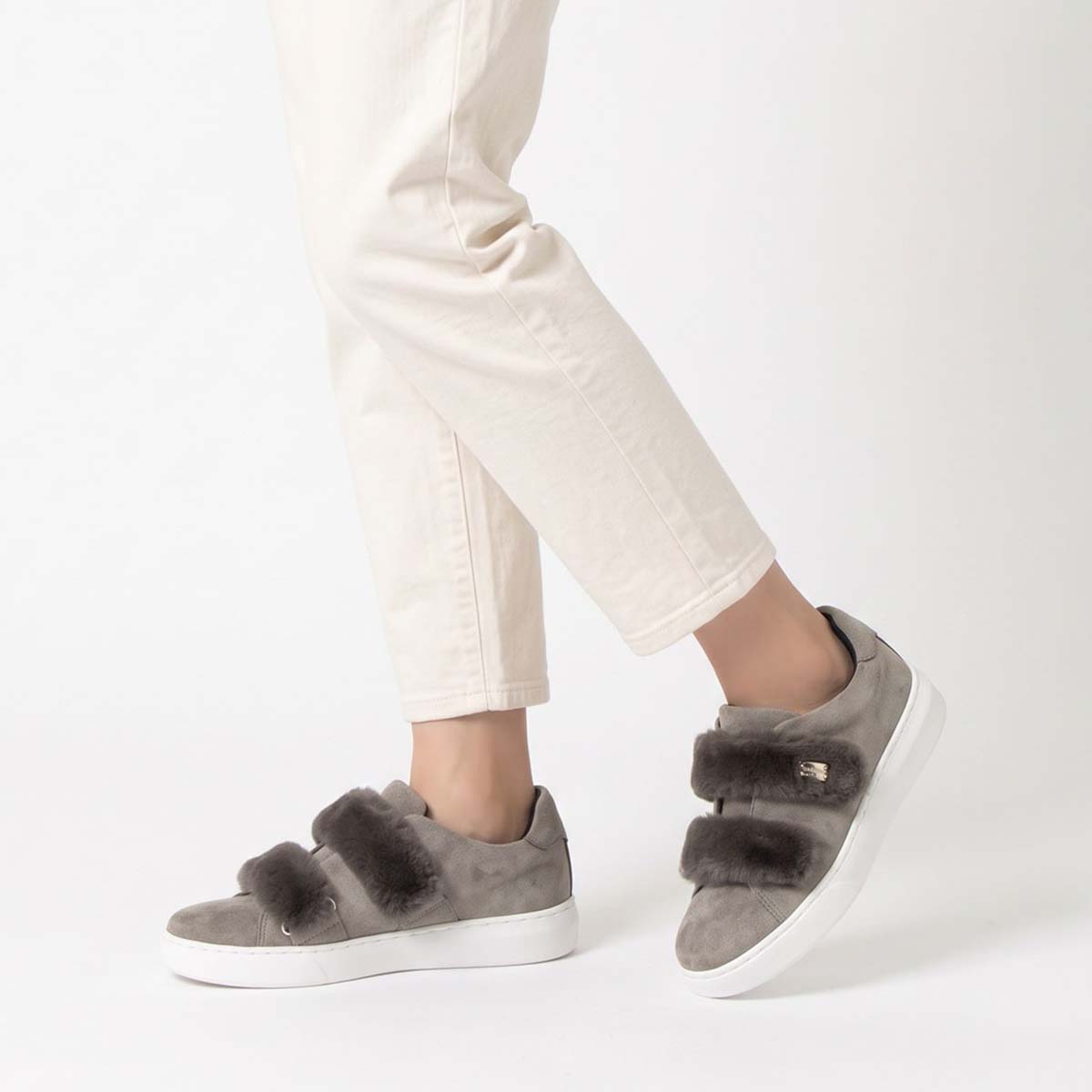 HIROKO KOSHINO FEMME スエード風生地がほっこりとした大人の可愛さのあるスニーカー HRL2030 GRAY 23.0