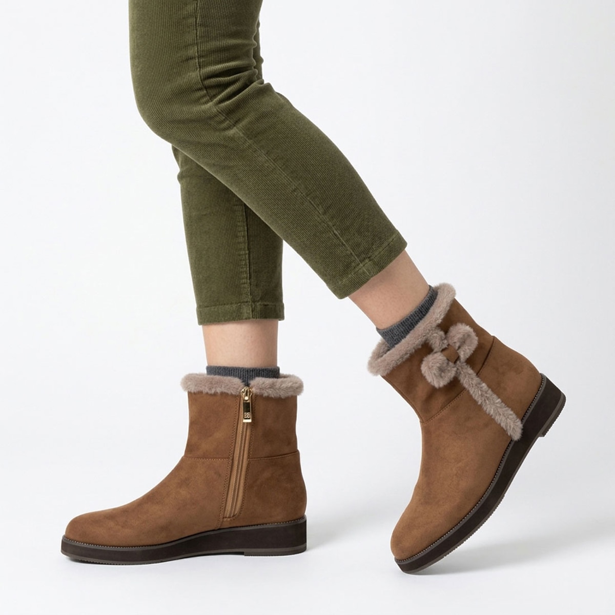HIROKO KOSHINO FEMME ライニングがフェイクファーの温かいムートン風ブーツ HRL5015 BEIGE 23.0