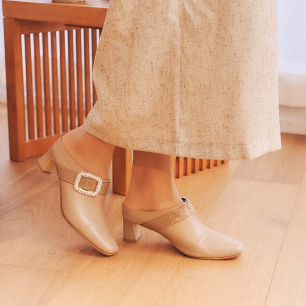 マドラス madras metaインソール搭載　高級感のあるビジュー飾りをあしらった　ミュール　MAL9119MT BEIGE 23.0