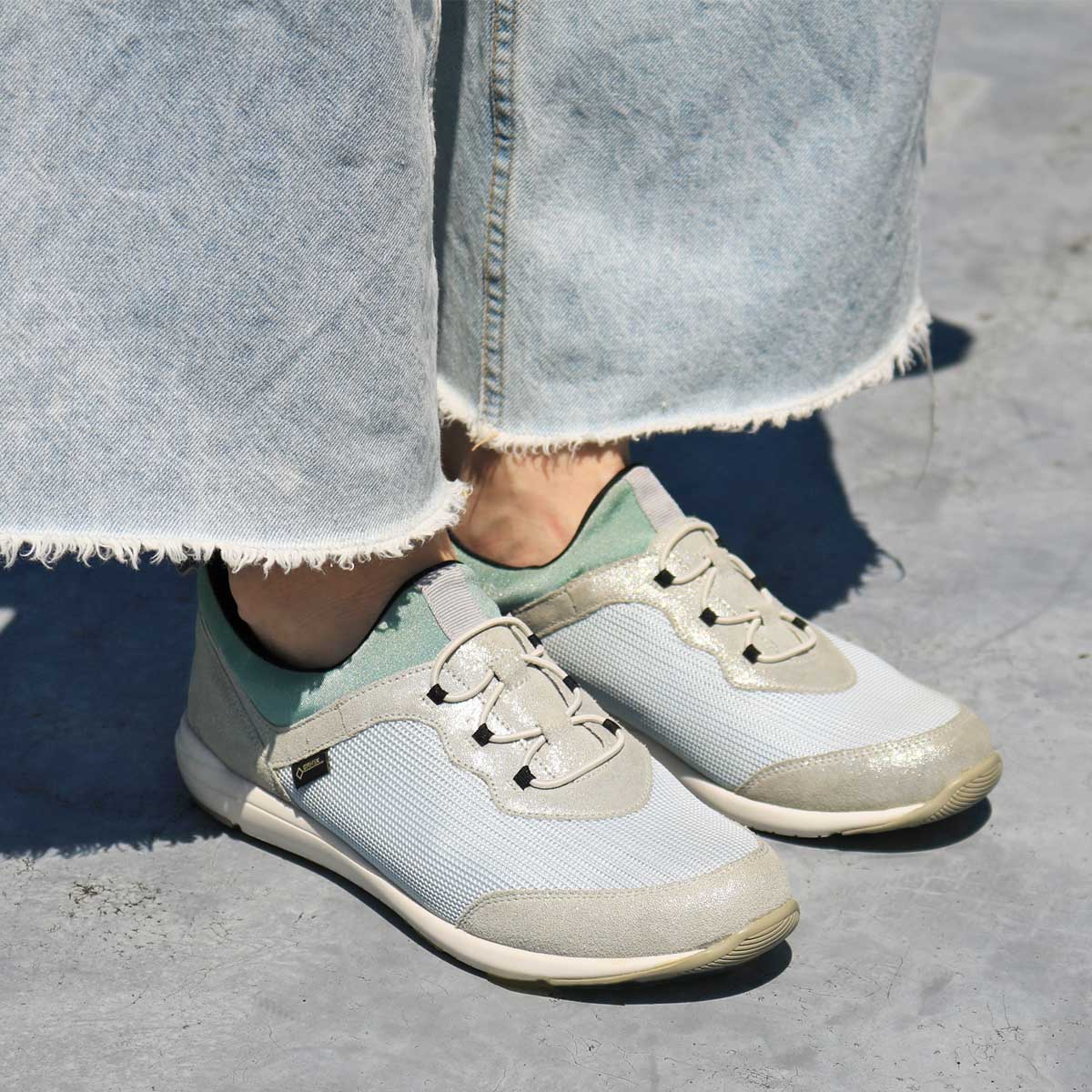 【GORE-TEX】マドラスウォーク madras Walk 「Recovery Shiatsu Insole」搭載で指圧効果により血行をよくする。 通勤快適  トラベルウォーキングにもお勧め！ 快適軽量スニーカー  MWL1004R SILVER 23.0