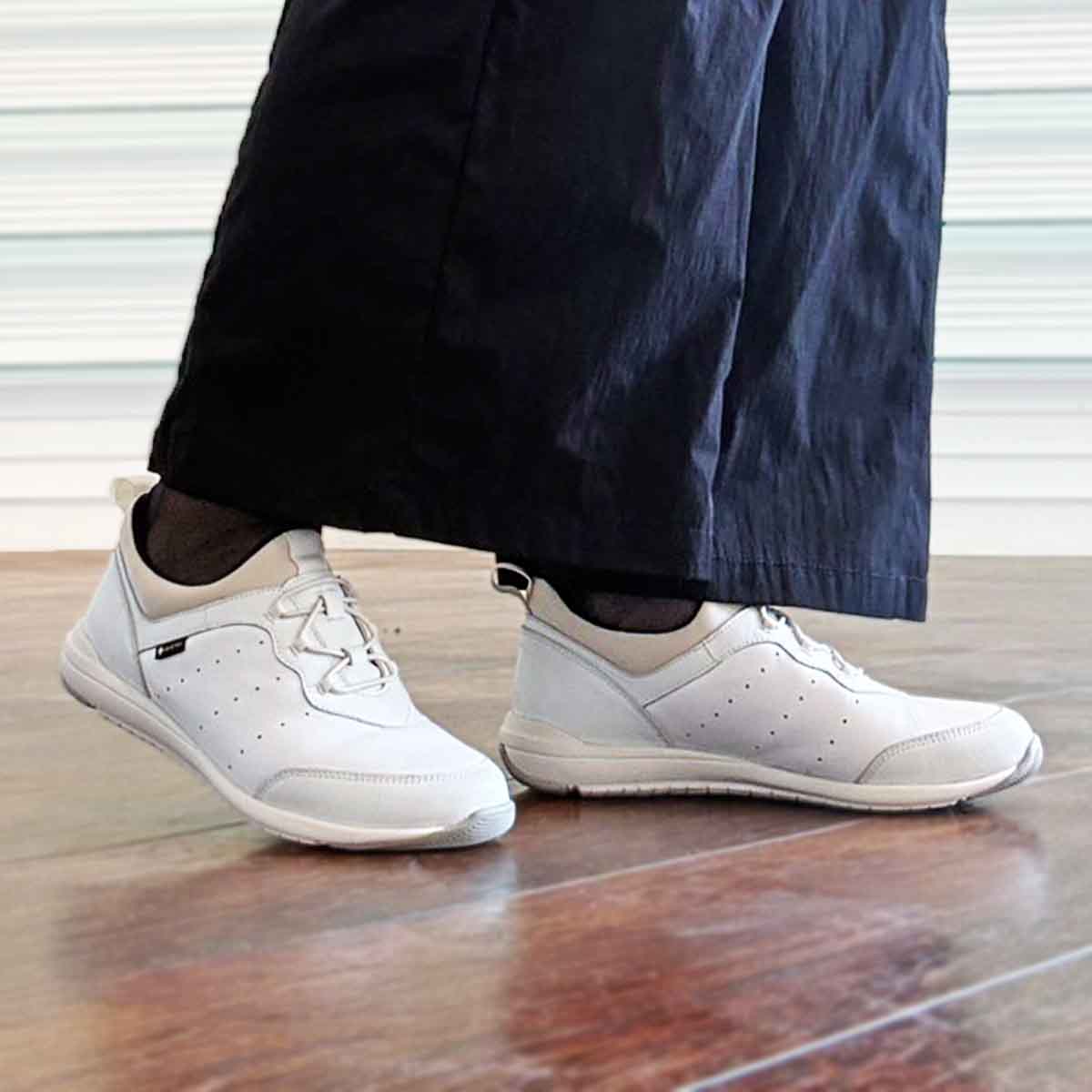 【GORE-TEX】マドラスウォーク madras Walk 「Recovery Shiatsu Insole」搭載で指圧効果により血行をよくする。　シープレザーローテクスニーカー   MWL1044R WHITE 23.0
