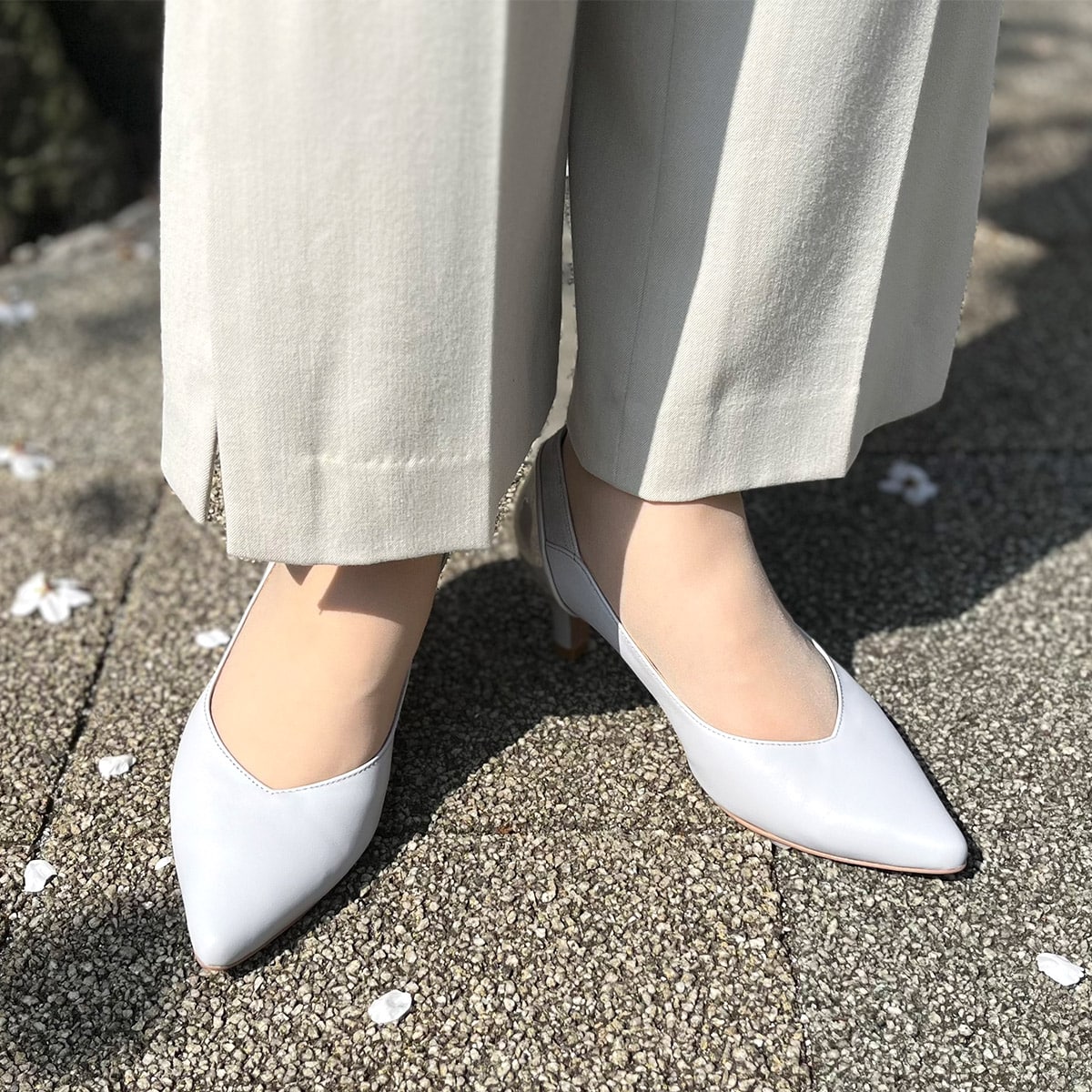 シンプルでありながら美脚効果抜群のカットライン MODELLO新シリーズ 『SOFURA』 ポインテッドパンプス　DML4504 L-GRAY 23.0