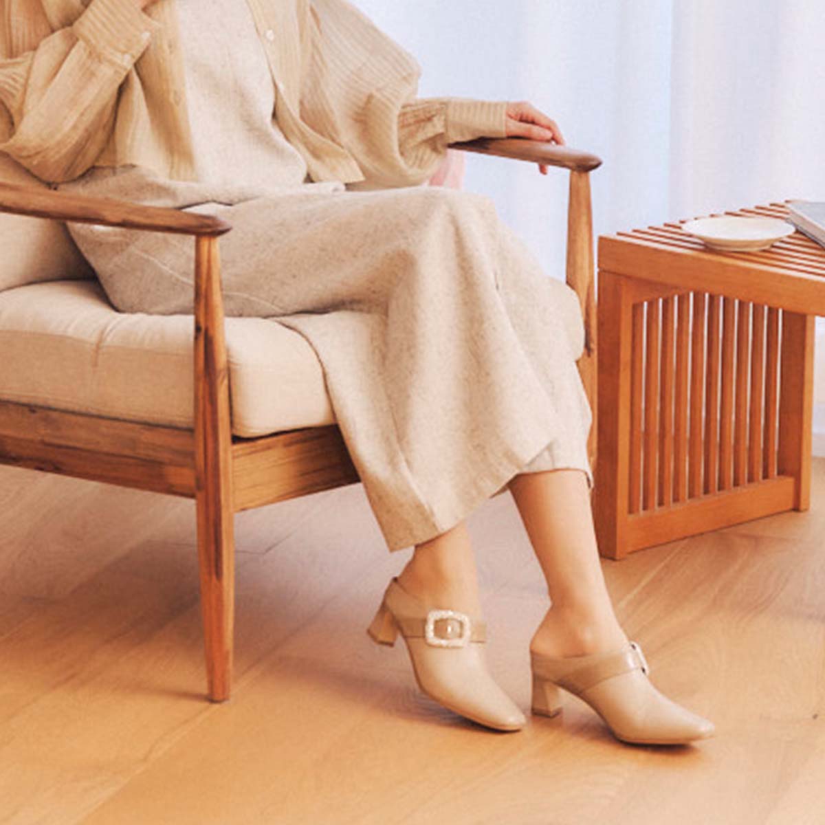 マドラス madras metaインソール搭載　高級感のあるビジュー飾りをあしらった　ミュール　MAL9119MT BEIGE 23.0