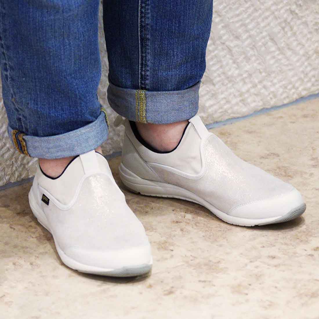 【GORE-TEX】マドラスウォーク madras Walk 「Recovery Shiatsu Insole」搭載で指圧効果により血行をよくする。スニーカー感覚で普段履きにもピッタリ！ さまざまなスタイルにも合うスリッポンスニーカー  MWL1006R WHITE-METALLIC 23.0