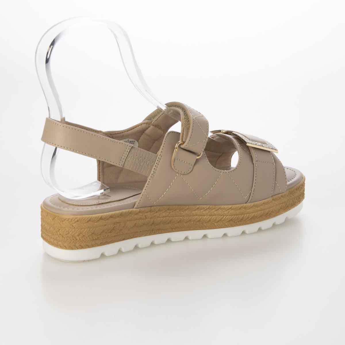 HIROKO KOSHINO FEMME モードなキルティングと輝くバックル。歩きやすさを兼ね備えたフットベッドサンダル　HRL6001 BEIGE M　(23.0～23.5)