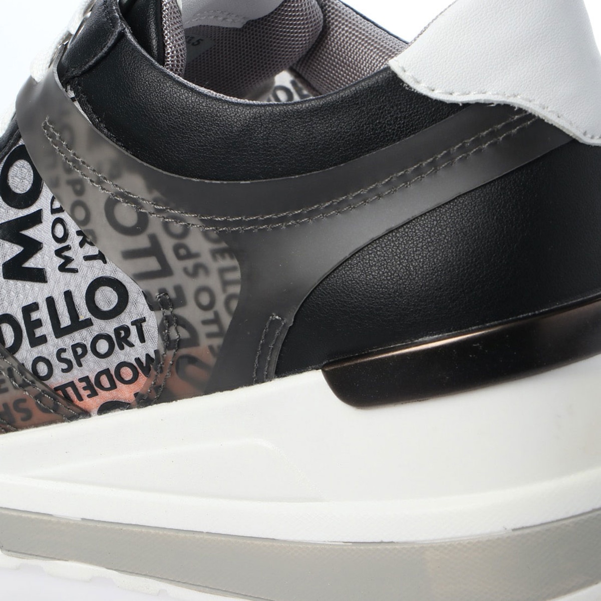 モデロ Modello ヒールアップで足長効果 ロゴプリントでスポーティー ヒールアップスニーカー Dml102 23 Black ウィメンズ Madras マドラス公式サイト オンラインショップ 靴メーカー直営公式通販