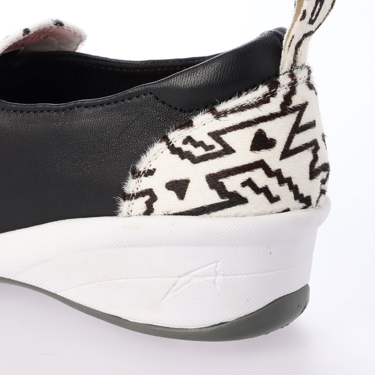 モデロ Modello ピタっとフィット フワフワな履き心地が嬉しい スリッポンヒールスニーカー Dml6003b 23 Blue Multi ウィメンズ Madras マドラス公式サイト オンラインショップ 靴メーカー直営公式通販