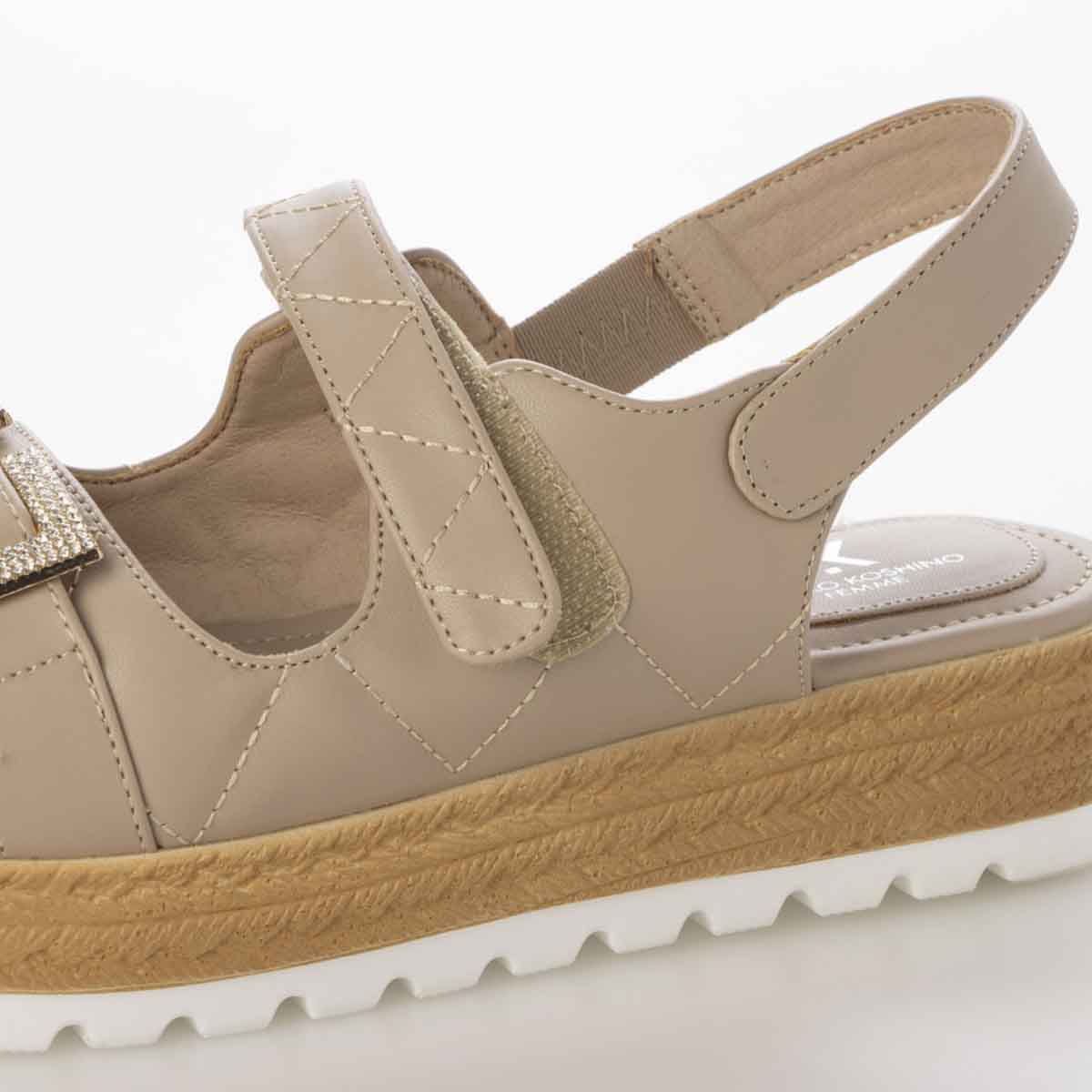 HIROKO KOSHINO FEMME モードなキルティングと輝くバックル。歩きやすさを兼ね備えたフットベッドサンダル　HRL6001 BEIGE M　(23.0～23.5)