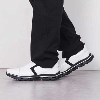 モデロ MODELLO 「Recovery Shiatsu Insole」搭載で指圧効果により血行をよくする。レザースリッポンスニーカー DM3343R