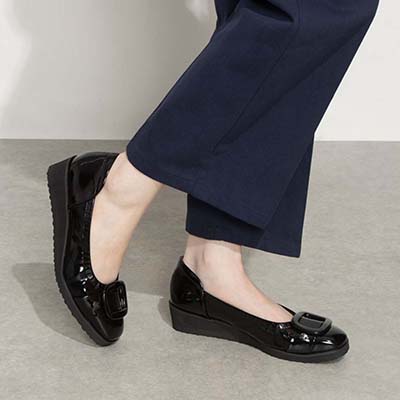 【撥水加工】HIROKO KOSHINO FEMME  超軽量で履きやすいバックルシャーリング入りパンプス  HRL2000