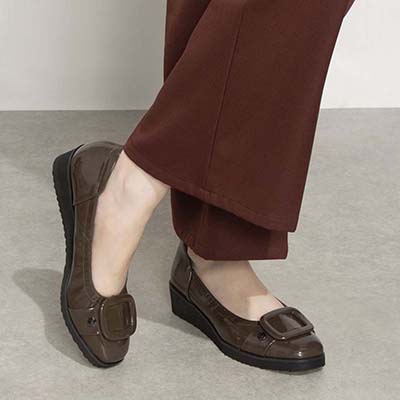 【撥水加工】HIROKO KOSHINO FEMME  超軽量で履きやすいバックルシャーリング入りパンプス  HRL2000